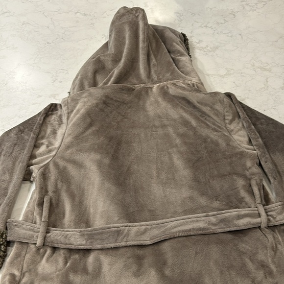 Pottery Barn Faux Fur Plush Hooded Bath Robe Medium - Picture 9 of 16